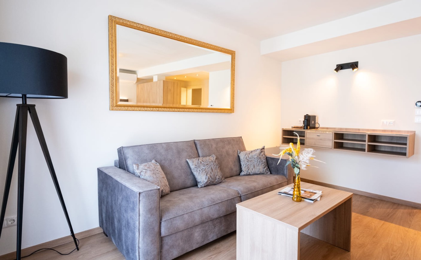Gem&uuml;tliche Sitzecke mit Sofa in der Suite Exklusiv der Rosenvilla Salzburg